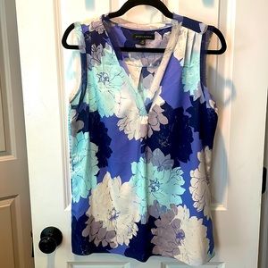 Banana Republic Printed Silky Blouse. Size M